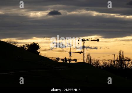 Monaco, Germania. 26th Dec, 2022. Le nuvole scure passano sopra il Parco Olimpico e su diverse gru di un cantiere. Credit: Sven Hoppe/dpa/Alamy Live News Foto Stock
