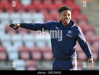 Cheltenham, Regno Unito. 26th Dec, 2022. Plymouth Argyle avanti Niall Ennis (11) cammina e ispeziona il campo durante la partita della Sky Bet League 1 Cheltenham Town vs Plymouth Argyle allo stadio Jonny-Rocks di Cheltenham, Regno Unito, 26th dicembre 2022 (Foto di Stanley Kasala/News Images) a Cheltenham, Regno Unito il 12/26/2022. (Foto di Stanley Kasala/News Images/Sipa USA) Credit: Sipa USA/Alamy Live News Foto Stock