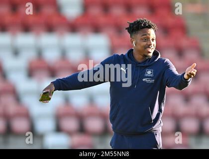 Cheltenham, Regno Unito. 26th Dec, 2022. Plymouth Argyle avanti Niall Ennis (11) cammina e ispeziona il campo durante la partita della Sky Bet League 1 Cheltenham Town vs Plymouth Argyle allo stadio Jonny-Rocks di Cheltenham, Regno Unito, 26th dicembre 2022 (Foto di Stanley Kasala/News Images) a Cheltenham, Regno Unito il 12/26/2022. (Foto di Stanley Kasala/News Images/Sipa USA) Credit: Sipa USA/Alamy Live News Foto Stock