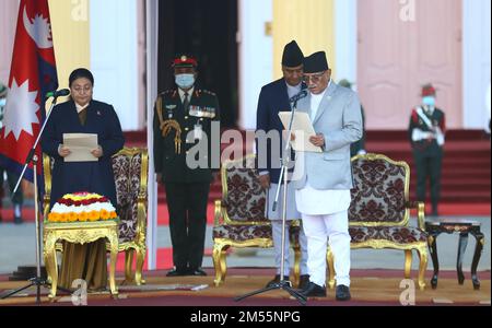 Kathmandu, Nepal. 26th Dec, 2022. Il neoeletto primo ministro nepalese Pushpa Kamal Dahal, noto anche come Prachanda (R), amministra il giuramento di carica alla presenza del presidente Bidhya Devi Bhandari (L) e del primo ministro uscente Sher Bahadur Deuba (C) nell'edificio presidenziale ''Shital Niwas'' a Kathmandu, Nepal, 26 dicembre 2022. (Credit Image: © Dipen Shrestha/ZUMA Press Wire) Foto Stock