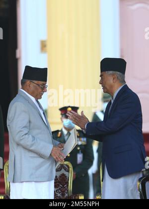 Kathmandu, Nepal. 26th Dec, 2022. Il nuovo primo ministro nepalese Pushpa Kamal Dahal, noto come Prachanda, (L) si occupa di ricevere le congratulazioni dal primo ministro uscente Sher Bhadur Deuba (R) dopo il giuramento all'edificio presidenziale ''Shital Niwas'' a Kathmandu, Nepal, 26 dicembre 2022. (Credit Image: © Dipen Shrestha/ZUMA Press Wire) Foto Stock