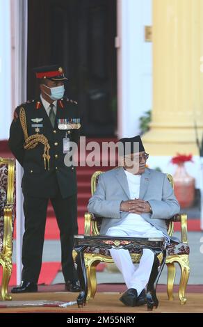 Kathmandu, Nepal. 26th Dec, 2022. Il nuovo primo ministro nepalese Pushpa Kamal Dahal, noto come Prachanda, durante la cerimonia di giuramento presso l'edificio presidenziale ''Shital Niwas'' a Kathmandu, Nepal, 26 dicembre 2022. (Credit Image: © Dipen Shrestha/ZUMA Press Wire) Foto Stock