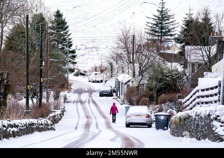 Neve nel villaggio di Leadhills nel Lanarkshire meridionale. Un avvertimento giallo per neve e ghiaccio è stato emesso dall'Ufficio Met per la maggior parte della Scozia fino alle 1800 ore di stasera. Data immagine: Lunedì 26 dicembre 2022. Foto Stock