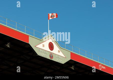 Una bandiera sventola nella brezza davanti alla partita del Campionato Sky Bet Sheffield United vs Coventry City a Bramall Lane, Sheffield, Regno Unito, 26th dicembre 2022 (Photo by Nick Browning/News Images) Foto Stock