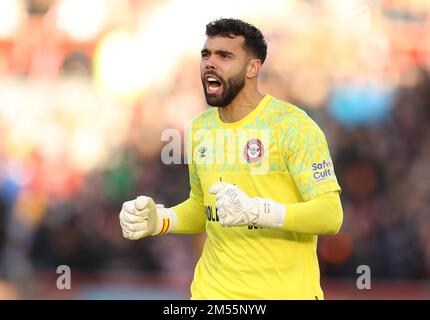 Londra, Inghilterra, 26th dicembre 2022. David Raya di Brentford festeggia dopo che Ivan Toney di Brentford ha ottenuto il punteggio di 2-0 durante la partita della Premier League al Brentford Community Stadium, Londra. L'accreditamento dell'immagine dovrebbe leggere: Paul Terry / Sportimage Foto Stock