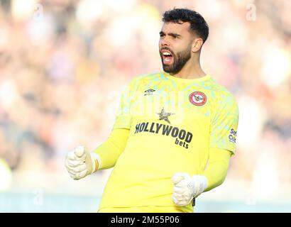 Londra, Inghilterra, 26th dicembre 2022. David Raya di Brentford festeggia dopo che Ivan Toney di Brentford ha ottenuto il punteggio di 2-0 durante la partita della Premier League al Brentford Community Stadium, Londra. L'accreditamento dell'immagine dovrebbe leggere: Paul Terry / Sportimage Foto Stock