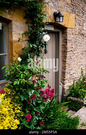 Cottage nel villaggio Cotswold di Naunton, Inghilterra. Foto Stock