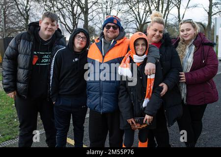 I fan di Blackpool arrivano davanti alla partita del campionato Sky Bet Hull City vs Blackpool al MKM Stadium, Hull, Regno Unito, 26th dicembre 2022 (Photo by Craig Thomas/News Images) Foto Stock