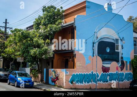 Casa coperta di graffiti a Newtown, un popolare sobborgo occidentale, Sydney, NSW, Australia Foto Stock