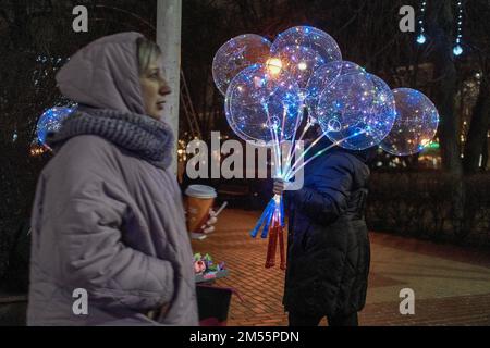 Vendita via di palloncini in prima linea Voronezh a Capodanno. Capodanno in prima linea Voronezh. La guerra in Ucraina è entrata in una fase protratta. Molte regioni russe hanno già avvertito gli effetti delle ostilità. Ma a Voronezh, una città con un milione di abitanti, la vita pacifica continua. Anche se la città si trova a soli 200 km dal confine con l'Ucraina. Inoltre, nonostante i problemi dell'economia e la mancanza di armi e uniformi, le autorità locali hanno gettato via molti soldi per le decorazioni e gli eventi festosi di Capodanno. Foto Stock