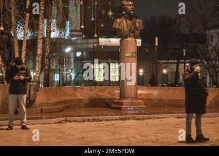 Vista del monumento a Mitrofan Efimovich Pyatnitsky in prima linea Voronezh la vigilia di Capodanno. Capodanno in prima linea Voronezh. La guerra in Ucraina è entrata in una fase protratta. Molte regioni russe hanno già avvertito gli effetti delle ostilità. Ma a Voronezh, una città con un milione di abitanti, la vita pacifica continua. Anche se la città si trova a soli 200 km dal confine con l'Ucraina. Inoltre, nonostante i problemi dell'economia e la mancanza di armi e uniformi, le autorità locali hanno gettato via molti soldi per le decorazioni e gli eventi festosi di Capodanno. Foto Stock