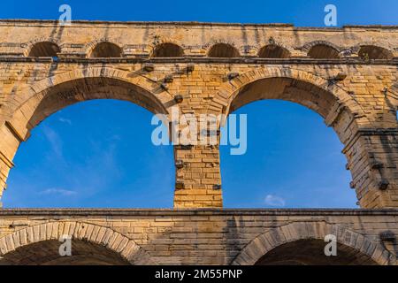 Due archi da Pont du Gard acquedotto a tre livelli al fiume Gardon, Provenza Foto Stock