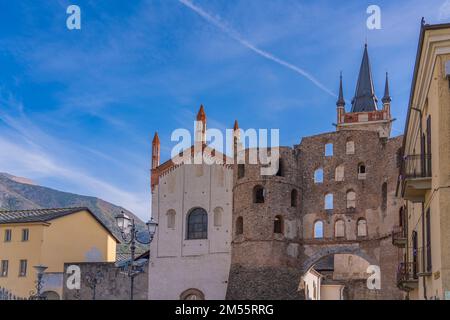 Vista sulla città al Duomo di Susa in Piemonte con antichi edifici, sfondo blu cielo Foto Stock