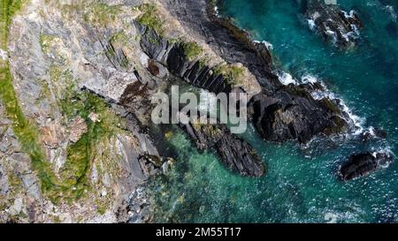 Scogliere epiche d'Irlanda. La pittoresca costa del Mar Celtico, West Cork. Vista sul mare dall'alto. Foto del drone. Foto Stock