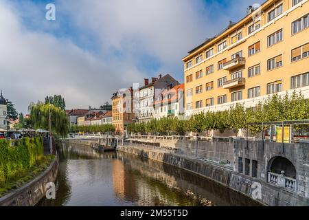 LJUBJANA, SLOVENIA - NOVEMBRE 05,2022: Magnifici edifici architettonici sul fiume Lubiana, capitale della Slovenia Foto Stock