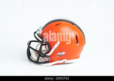 Un primo piano di un casco della squadra NFL dei Cleveland Browns isolato su sfondo bianco Foto Stock