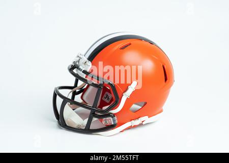 Primo piano di un casco NFL dei Cleveland Browns su sfondo bianco. Foto Stock