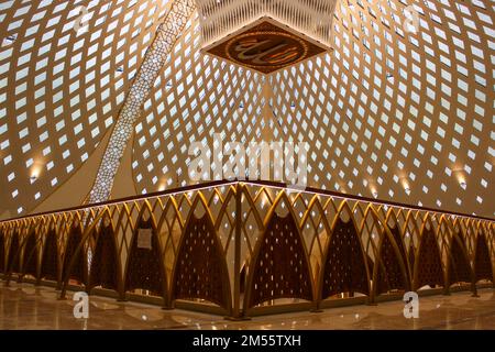 Gli ornamenti sono visti all'interno della Moschea al-Jabbar a Bandung. Masjid Raya al-Jabbar può ospitare 20 fedeli e questa moschea sarà inaugurata venerdì 30 dicembre 2022. Foto Stock