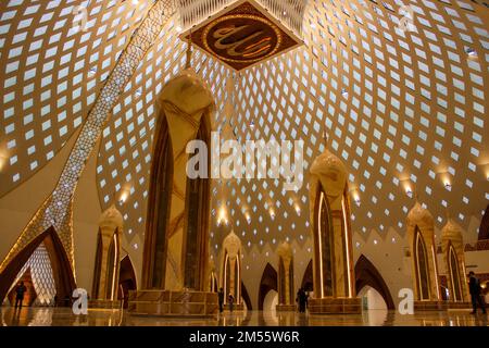 Gli ornamenti sono visti all'interno della Moschea al-Jabbar a Bandung. Masjid Raya al-Jabbar può ospitare 20 fedeli e questa moschea sarà inaugurata venerdì 30 dicembre 2022. (Foto di Algi Libri Sugita / SOPA Images/Sipa USA) Foto Stock