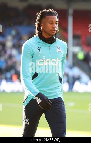 Londra, Regno Unito. 26th Dec, 2022. Michael Olise di Crystal Palace si scalda durante la partita della Premier League tra Crystal Palace e Fulham a Selhurst Park, Londra, Inghilterra il 26 dicembre 2022. Foto di Ken Sparks. Solo per uso editoriale, licenza richiesta per uso commerciale. Non è utilizzabile nelle scommesse, nei giochi o nelle pubblicazioni di un singolo club/campionato/giocatore. Credit: UK Sports Pics Ltd/Alamy Live News Foto Stock