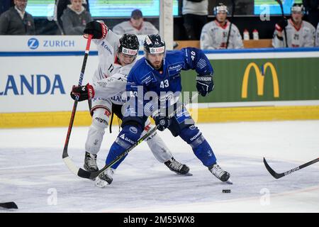 26.12.2022, Davos, Eistadion Davos, Spengler Cup: HC Ambri-Piotta - Orebro HK, Michael Spacek di HC Ambri-Piotta contro William Wikman di Örebro HK (Andrea Branca / SPP-JP) Foto Stock