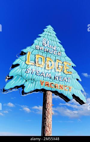 Il Blue Spruce Lodge Motel, aperto nel 1949, è uno dei molti motel sulla strada lungo la Route 66 a Gallup, New Mexico, che sono in riparazione. Foto Stock