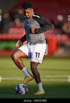 Cheltenham, Regno Unito. 26th Dec, 2022. Plymouth Argyle forward Niall Ennis (11) riscaldamento durante la partita Sky Bet League 1 Cheltenham Town vs Plymouth Argyle allo stadio Jonny-Rocks di Cheltenham, Regno Unito, 26th dicembre 2022 (Foto di Stanley Kasala/News Images) a Cheltenham, Regno Unito il 12/26/2022. (Foto di Stanley Kasala/News Images/Sipa USA) Credit: Sipa USA/Alamy Live News Foto Stock