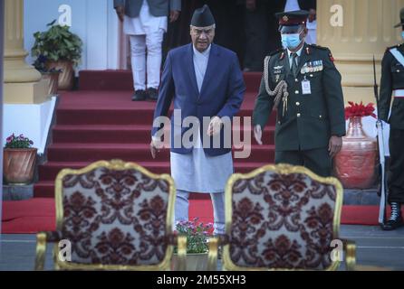 Kathmandu, Bagmati, Nepal. 26th Dec, 2022. Il primo ministro uscente Sher Bahadur Deuba arriva per la cerimonia di giuramento del nuovo primo ministro nepalese Pushpa Kamal Dahal presso l'ufficio presidenziale a Kathmandu, Nepal, il 26 dicembre 2022. (Credit Image: © Sunil Sharma/ZUMA Press Wire) Foto Stock