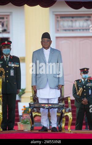 Kathmandu, Nepal. 26th Dec, 2022. Il nuovo primo ministro nepalese Pushpa Kamal Dahal partecipa a una cerimonia di giuramento presso l'Ufficio del Presidente a Kathmandu, Nepal, 26 dicembre 2022. Pushpa Kamal Dahal, presidente del Partito Comunista del Nepal (Centro Maoista), ha assunto l'incarico di nuovo primo ministro del paese il lunedì pomeriggio. Credit: Sulav Shrestha/Xinhua/Alamy Live News Foto Stock