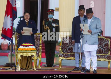 Kathmandu, Nepal. 26th Dec, 2022. Il presidente nepalese Bidya Devi Bhandari (1st L) amministra il giuramento al nuovo primo ministro del paese, Pushpa Kamal Dahal (1st R), presso l'ufficio del presidente a Kathmandu, Nepal, 26 dicembre 2022. Pushpa Kamal Dahal, presidente del Partito Comunista del Nepal (Centro Maoista), ha assunto l'incarico di nuovo primo ministro del paese il lunedì pomeriggio. Credit: Sulav Shrestha/Xinhua/Alamy Live News Foto Stock