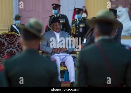 Kathmandu, Nepal. 26th Dec, 2022. Il nuovo primo ministro nepalese Pushpa Kamal Dahal partecipa a una cerimonia di giuramento presso l'Ufficio del Presidente a Kathmandu, Nepal, 26 dicembre 2022. Pushpa Kamal Dahal, presidente del Partito Comunista del Nepal (Centro Maoista), ha assunto l'incarico di nuovo primo ministro del paese il lunedì pomeriggio. Credit: Sulav Shrestha/Xinhua/Alamy Live News Foto Stock