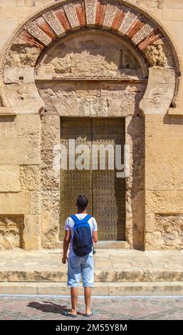 I turisti si affacciano sulla porta esterna della Grande Moschea di Cordoba, Andalusia, Spagna Foto Stock