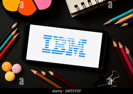 Polonia. 17th Dec, 2022. In questa immagine viene visualizzato un logo IBM su uno smartphone. Credit: SOPA Images Limited/Alamy Live News Foto Stock