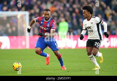 Jordan Ayew (a sinistra) del Crystal Palace e la battaglia di Fulham Willian per la palla durante la partita della Premier League al Selhurst Park, Londra. Data immagine: Lunedì 26 dicembre 2022. Foto Stock