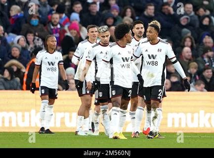 Bobby Decordova-Reid di Fulham (a sinistra) festeggia il primo goal della partita con i compagni di squadra durante la partita della Premier League al Selhurst Park, Londra. Data immagine: Lunedì 26 dicembre 2022. Foto Stock