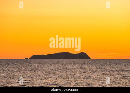 Vista panoramica di isola durante il tramonto Foto Stock