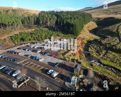 Pen-Y-Fan, Brecon Beacons, Galles – Lunedì 26th Dicembre 2022 – Vista aerea del parcheggio recentemente ampliato a Pont ar DAF ai piedi della Pen-Y-Fan. Costruito dal National Trust, il parcheggio offre 200 posti auto aggiuntivi per i visitatori del parco nazionale Brecon Beacons. Pen-Y-Fan attrae oltre 350.000 visitatori all'anno. La nuova struttura sarà ultimata nella primavera del 2023. Foto Steven Maggio / Alamy Live News. Foto Stock