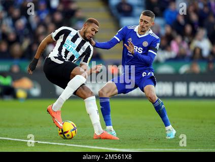 Joelinton del Newcastle United e Dennis Praet (a destra) di Leicester City combattono per la palla durante la partita della Premier League al King Power Stadium di Leicester. Data immagine: Lunedì 26 dicembre 2022. Foto Stock