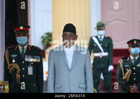 Kathmandu, Nepal. 26th Dec, 2022. Il 26 dicembre 2022 a Kathmandu, Nepal. Il nuovo primo ministro del Nepal Pushpa Kamal Dahal(c) si trova sul posto dopo aver amministrato la cerimonia di giuramento presso l'ufficio del presidente. (Foto di Abhishek Maharjan/Sipa USA) Credit: Sipa USA/Alamy Live News Foto Stock