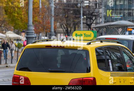 Un primo piano di un'auto gialla con un cartello 'Bolt Taxi' su una strada nella città di Budapest Foto Stock