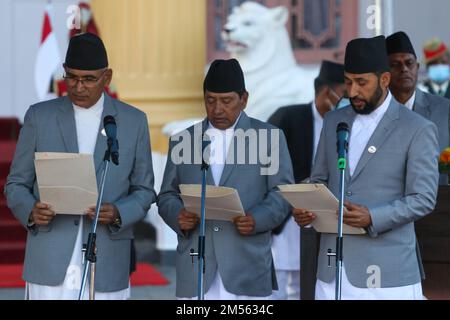 Kathmandu, Nepal. 26th Dec, 2022. Il 26 dicembre 2022 a Kathmandu, Nepal. I Vice primi Ministri(L) Bishnu Paudel, Narayan Kaji Shrestha e Rabi Lamichhane, prestano giuramento presso l'ufficio del Presidente durante il giuramento che prende la ceemonia. (Foto di Abhishek Maharjan/Sipa USA) Credit: Sipa USA/Alamy Live News Foto Stock