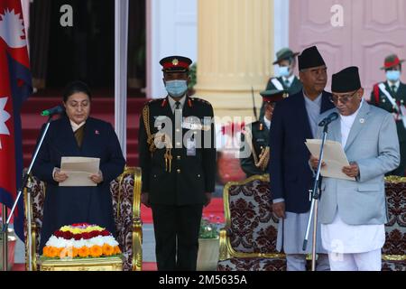 Kathmandu, Nepal. 26th Dec, 2022. Il neo-nominato primo ministro nepalese Pushpa Kamal Dahal(R), amministra la cerimonia di giuramento in presenza del presidente Bidhya Devi Bhandari(L) presso l'ufficio del presidente. (Foto di Abhishek Maharjan/Sipa USA) Credit: Sipa USA/Alamy Live News Foto Stock