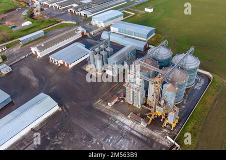 vista aerea sul complesso agro-industriale con silos e linea di essiccazione dei cereali Foto Stock