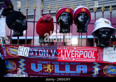 Aston Villa cappelli e sciarpe in vendita fuori terra prima della partita della Premier League a Villa Park, Birmingham. Data immagine: Lunedì 26 dicembre 2022. Foto Stock