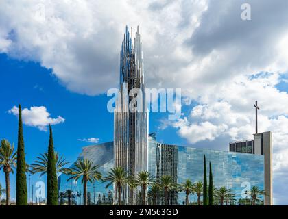 Garden Grove, CA, Stati Uniti d'America – 2 novembre 2022: La Christ Cathedral, ex Crystal Cathedral, è sede della diocesi di Orange in Garden Foto Stock