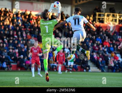 Cheltenham, Regno Unito. 26th Dec, 2022. Plymouth Argyle Forward Niall Ennis (11) e il portiere di Cheltenham Town Luke Southwood (1) combattono in aria durante la partita Sky Bet League 1 Cheltenham Town vs Plymouth Argyle allo stadio Jonny-Rocks di Cheltenham, Regno Unito, 26th dicembre 2022 (Foto di Stanley Kasala/News Images) a Cheltenham, Regno Unito il 12/26/2022. (Foto di Stanley Kasala/News Images/Sipa USA) Credit: Sipa USA/Alamy Live News Foto Stock