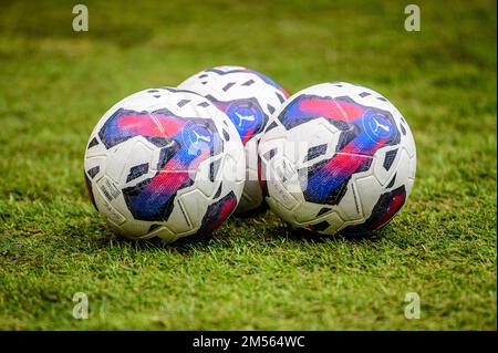 Salford, Regno Unito. 26th Dec 2022. Partite a palle prima di riscaldarvi durante la partita della Sky Bet League 2 tra Salford City e Barrow al Peninsula Stadium, Moor Lane, Salford, lunedì 26th dicembre 2022. (Credit: Ian Charles | MI News) Credit: MI News & Sport /Alamy Live News Foto Stock