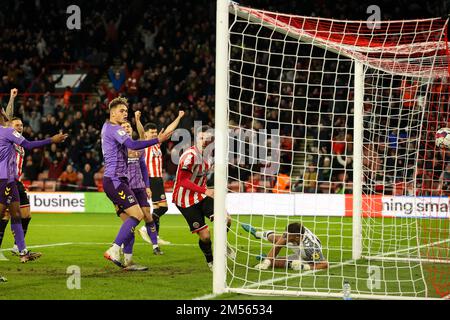 Ciaran Clark #26 di Sheffield United dirige il secondo goal del suo fianco durante la partita del campionato Sky Bet Sheffield United contro Coventry City a Bramall Lane, Sheffield, Regno Unito, 26th dicembre 2022 (Photo by Nick Browning/News Images) a Sheffield, Regno Unito, il 12/26/2022. (Foto di Nick Browning/News Images/Sipa USA) Foto Stock