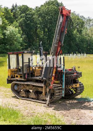 Old Morooka MST ha tracciato la macchina per il post-driver della recinzione nel campo verde erboso, Tickall, Derbyshire, Inghilterra, Regno Unito Foto Stock