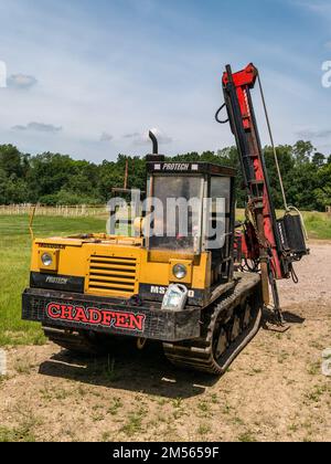 Old Morooka MST ha tracciato la macchina per il post-driver della recinzione nel campo verde erboso, Tickall, Derbyshire, Inghilterra, Regno Unito Foto Stock